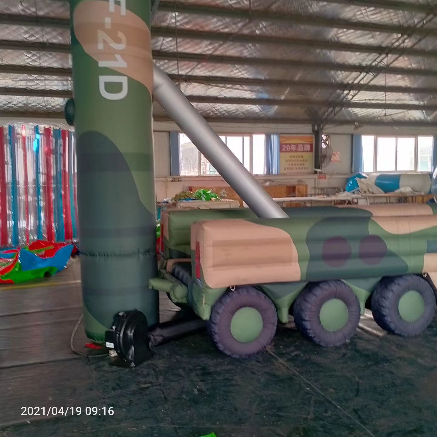 崇州军事演习中的充气目标车辆：模拟发射车雷达车坦克飞机